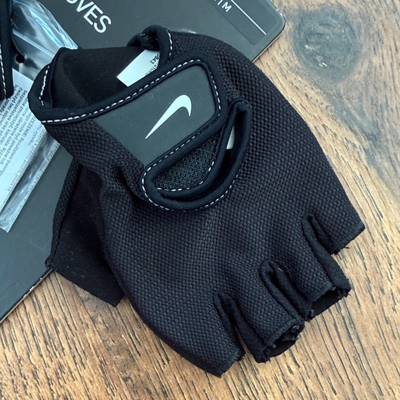 Nike Black Fundamental Women's Gloves - Picture 4 of 5